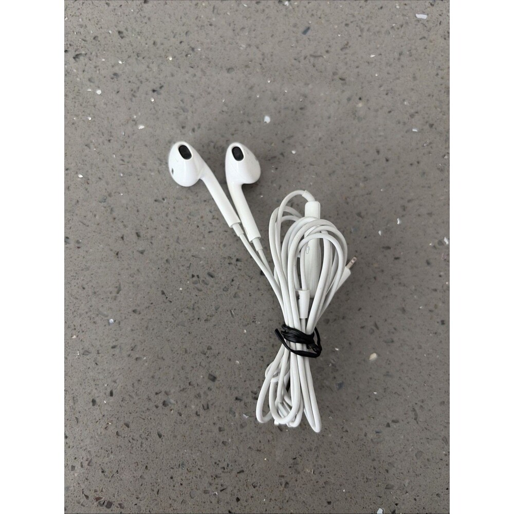 (E) Apple EarPods Lightning Connector Wired Headphones A1748 Used